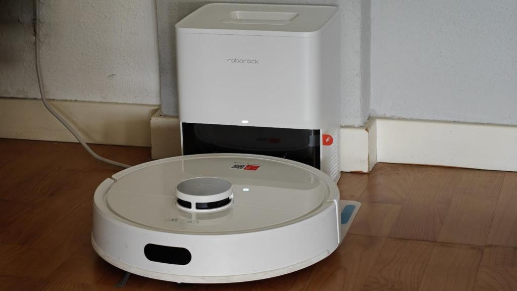 Roborock Q7 L5+ en su base