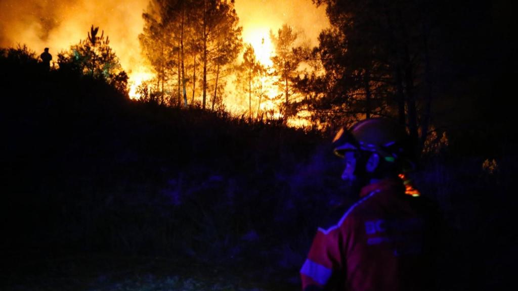 Un bombero trabaja para la extinción del incendio en A Pobra de Brollón, Lugo.