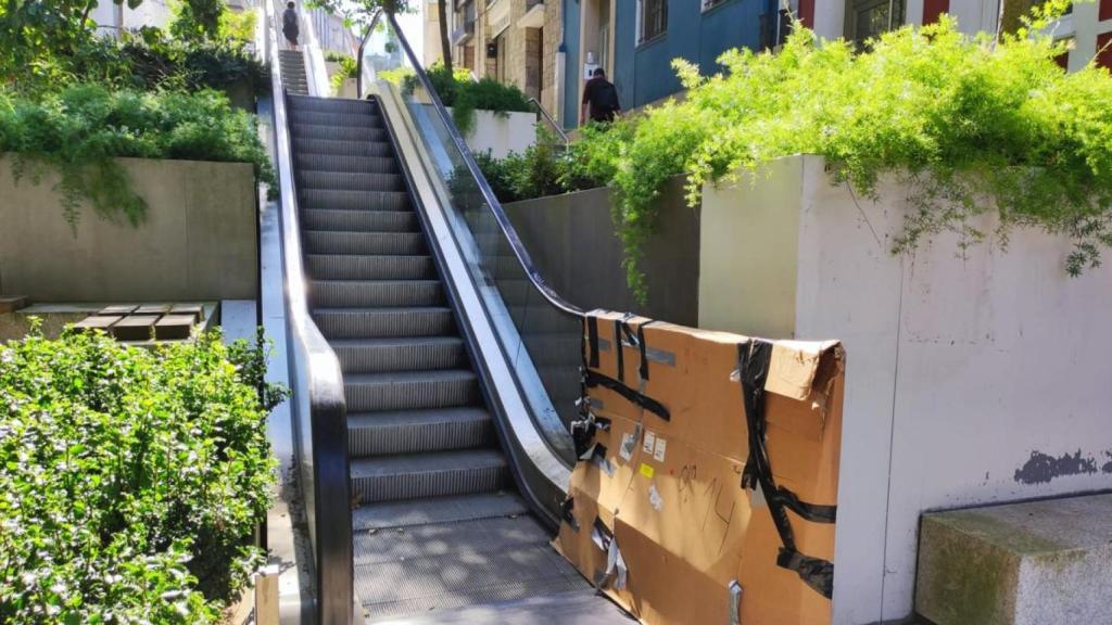Una persona sube por la escalinata y otra por la escalera en el tramo averiado de las escaleras mecánicas de Maestro Clavé.