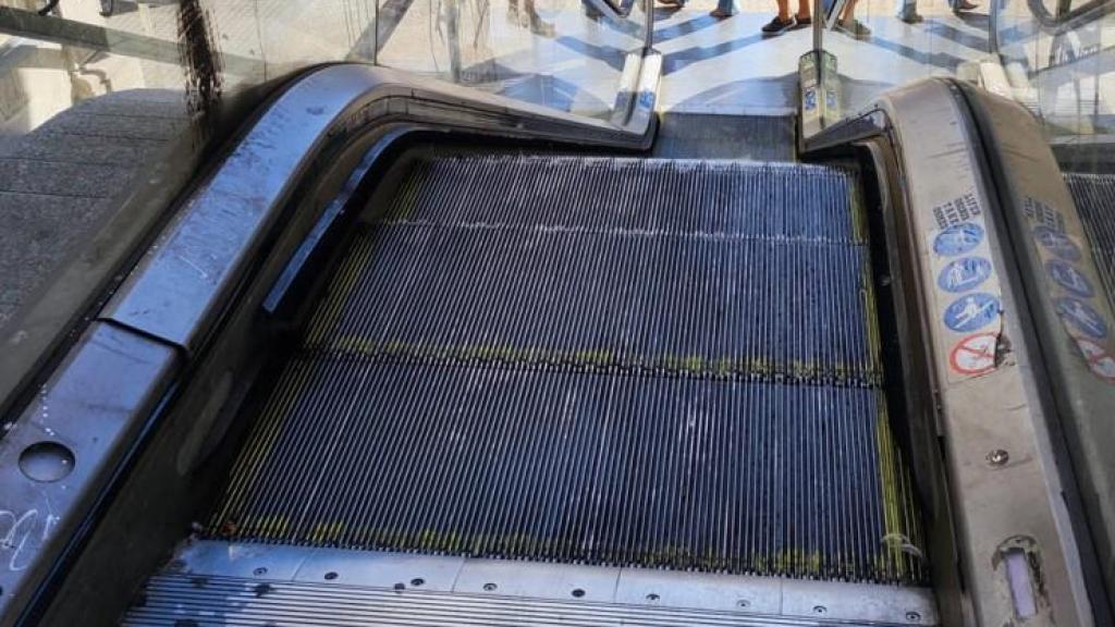 Escaleras mecánicas sin servicio junto al mercado de San Agustín.
