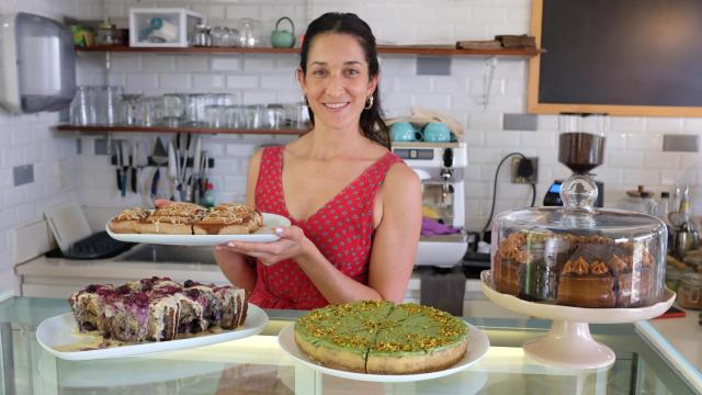 Gabriela Quesada Webb en su café Puralma Brunch & Cake de San José, en Costa Rica.