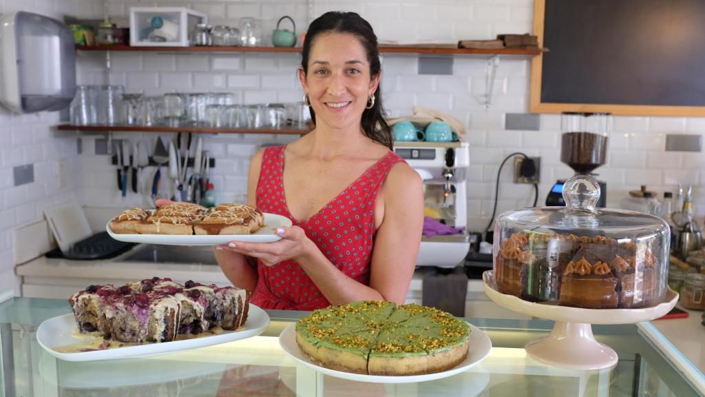 Gabriela Quesada Webb en su café Puralma Brunch & Cake de San José, en Costa Rica.