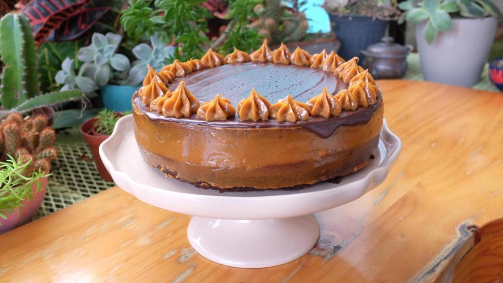 Tarta de chocolate con dulce de leche.