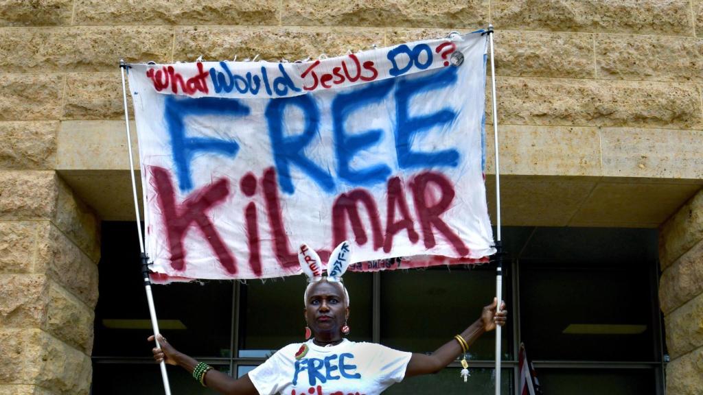 Greenbelt, Maryland, EE. UU.: Nadine Seiler y otros manifestantes asisten a una audiencia en el Tribunal de Distrito de EE. UU. para el Distrito de Maryland en Greenbelt, Maryland, el 16 de mayo de 2025, para Kilmar Ábrego García, quien fue deportado a una prisión de mala reputación en El Salvador debido a un error administrativo de Trump.
