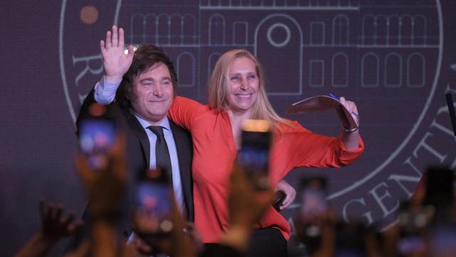 Javier y Karina Milei celebran su triunfo electoral.