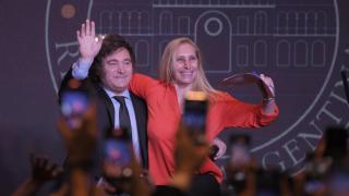 Javier y Karina Milei celebran su triunfo electoral.