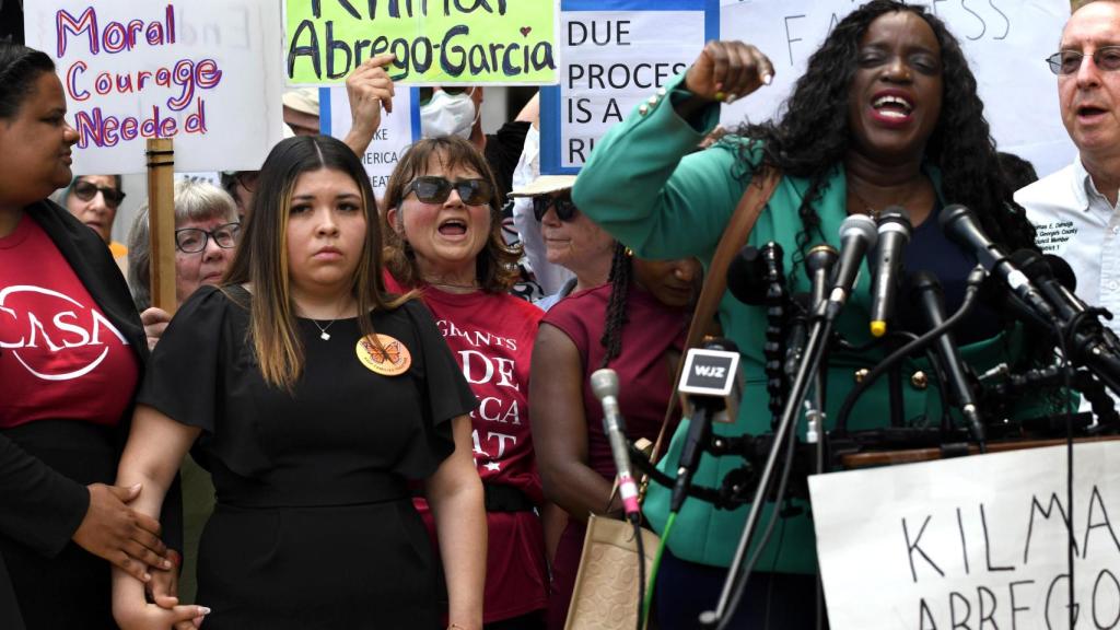 Greenbelt, Maryland, EE. UU.: Jennifer Vásquez Sura asiste a una audiencia en el caso de su esposo, Kilmar Ábrego García, quien fue deportado a una megaprisión de mala reputación en El Salvador debido a un error administrativo de Trump.