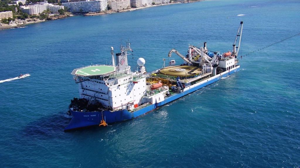 Imagen del buque cablero 'Giulio Verne', de la empresa Prysmian, encargado de tender el cable submarino desde Ceuta a La Línea de la Concepción.