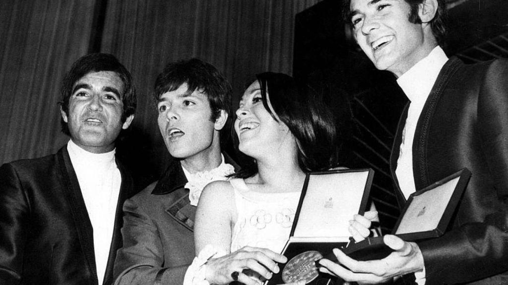 Massiel celebra la victoria en Eurovisión con el Dúo Dinámico.