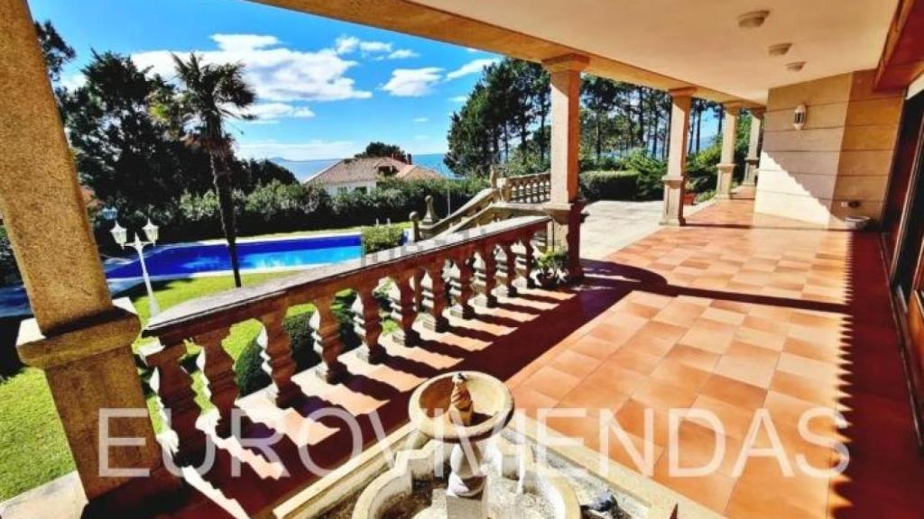 Porche con vistas a la piscina y mar