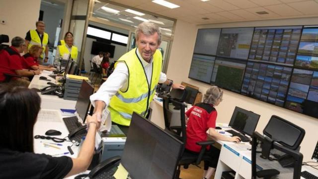 Rueda, durante la visita al centro de coordinación operativa integrada (Cecopi) por los incendios.
