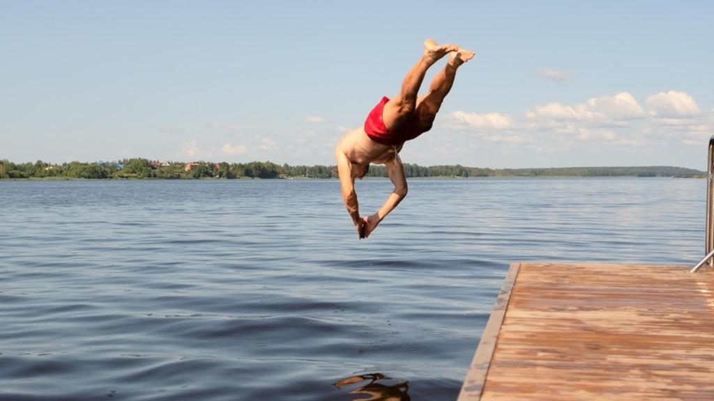Un hombre se tira de cabeza al agua