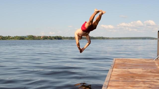 Un hombre se tira de cabeza al agua