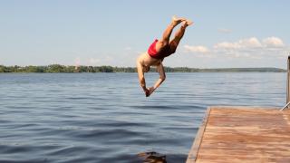 Un hombre se tira de cabeza al agua