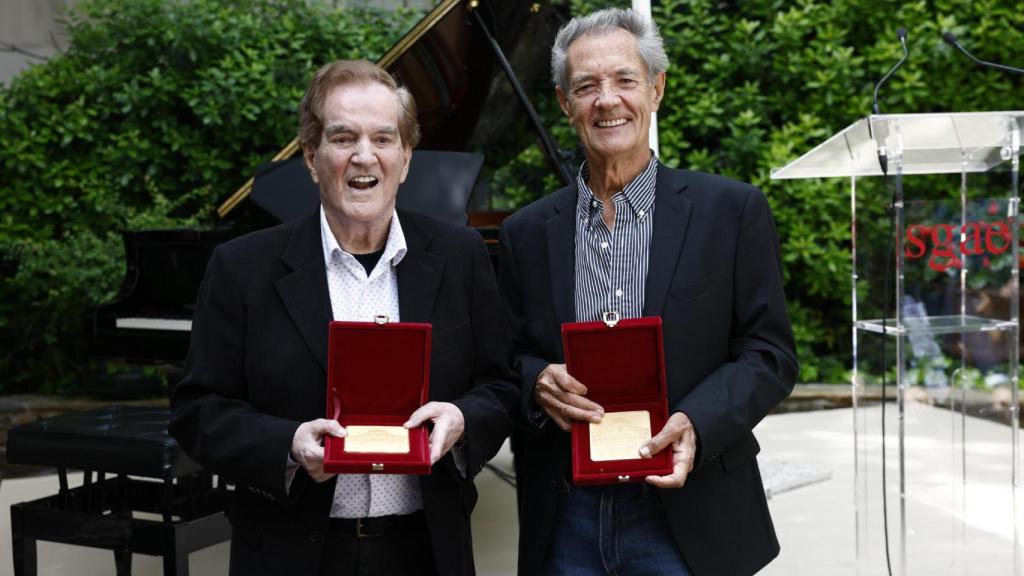 En 2024, el Dúo Dinámico recibió la medalla de honor de la SGAE por su trayectoria.