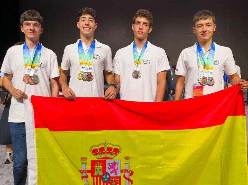 Se hacen 4 pruebas , 2 por equipo (ESP & ITFI) y 2 individuales (TEÓRICA 70% -2 sesiones de 3h- y un práctico 30%, para el que les llevan a 2 geositios a todos.