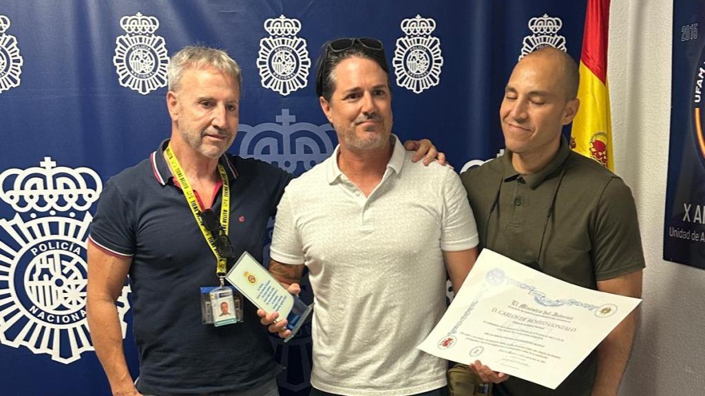 Carlos recibe el homenaje.