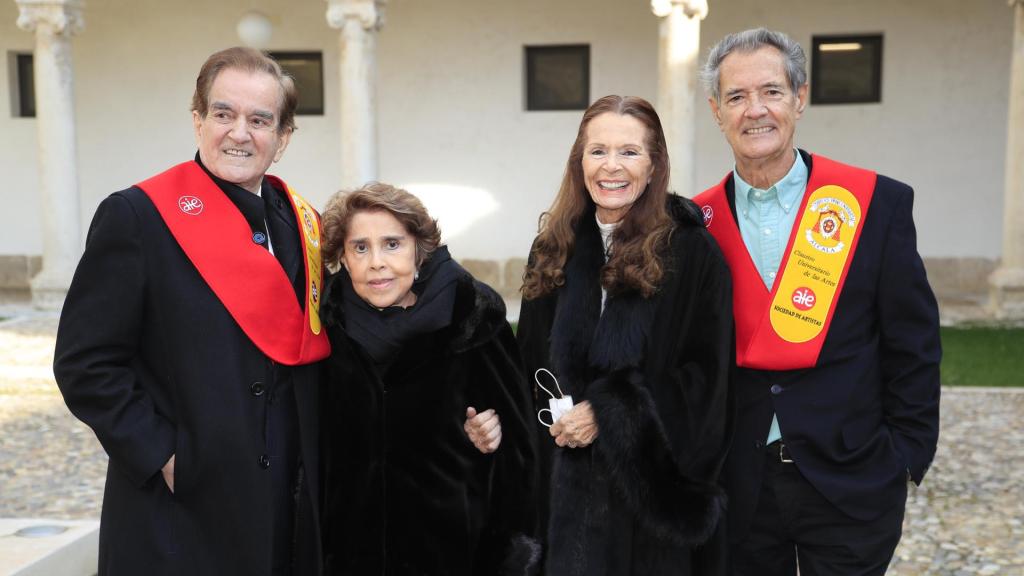 Ramón Arcusa y Manolo de la Calva, junto a sus esposas, Shura Hall y Mirna Carvajal.