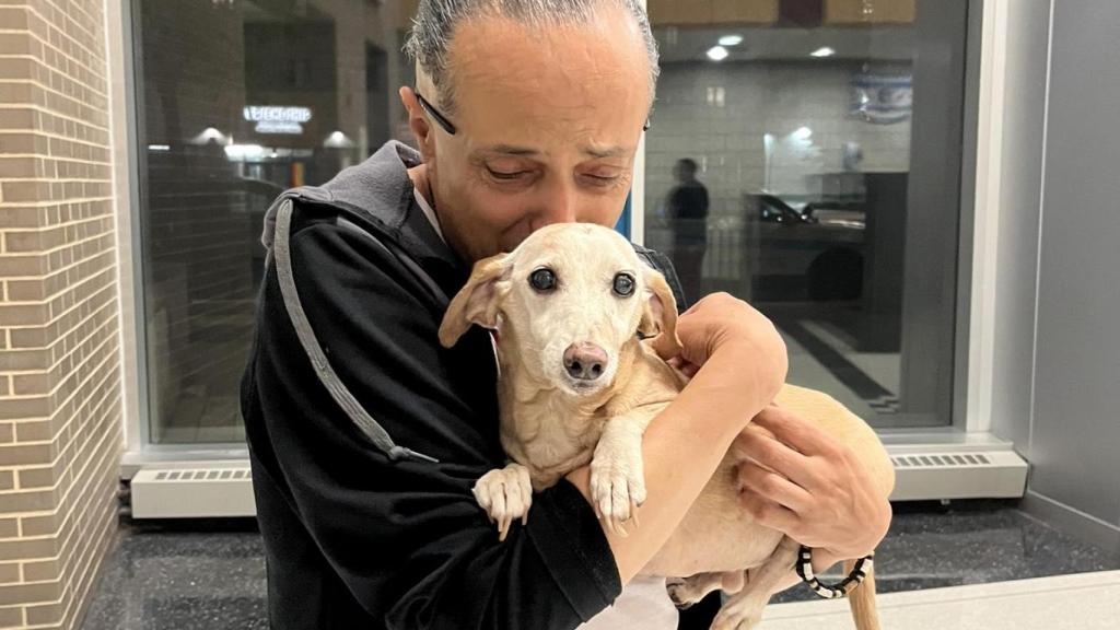 Angel Santiago y su perro de servicio, Bam Bam.