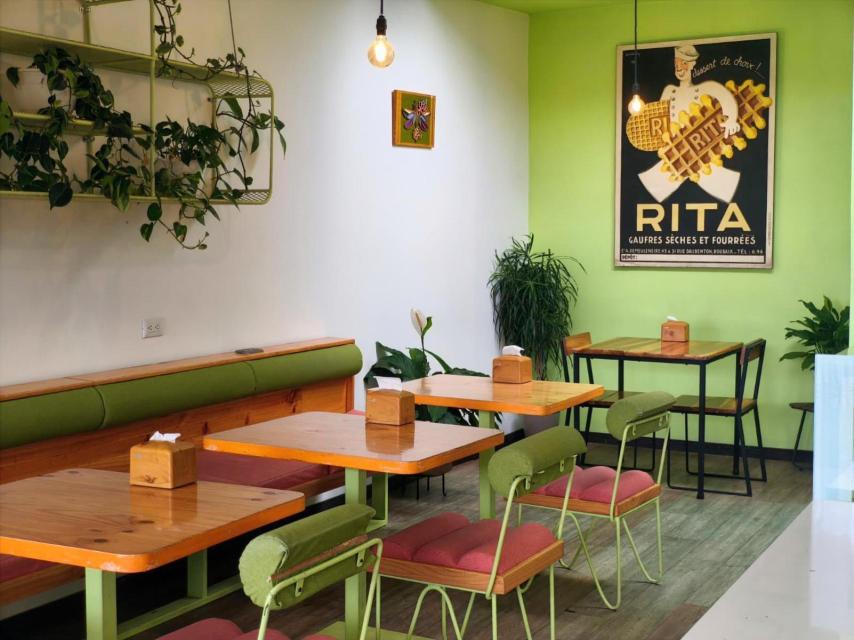 El interior de PURALMA Brunch & Cake.