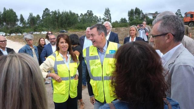 La conselleira de Vivienda y Planificación de Infraestructuras, María Martínez Allegue, y el conselleiro de Educación, Ciencia, Universidades y Formación Profesional, Román Rodríguez