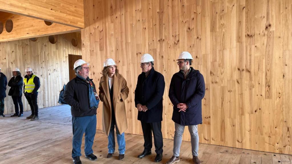 La directora general de Vivienda de la Junta de Castilla y León, María Pardo, durante la visita con el alcalde de Zamora, Francisco Guarido