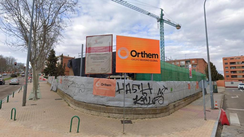 Exteriores de la obra del Centro Cívico de Zamora con el cartel de Orthem