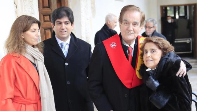 Victoria y Daniel junto a sus padres, Manolo de la Calva y Mirna Carvajal, en la Universidad de Alcalá en noviembre de 2021.
