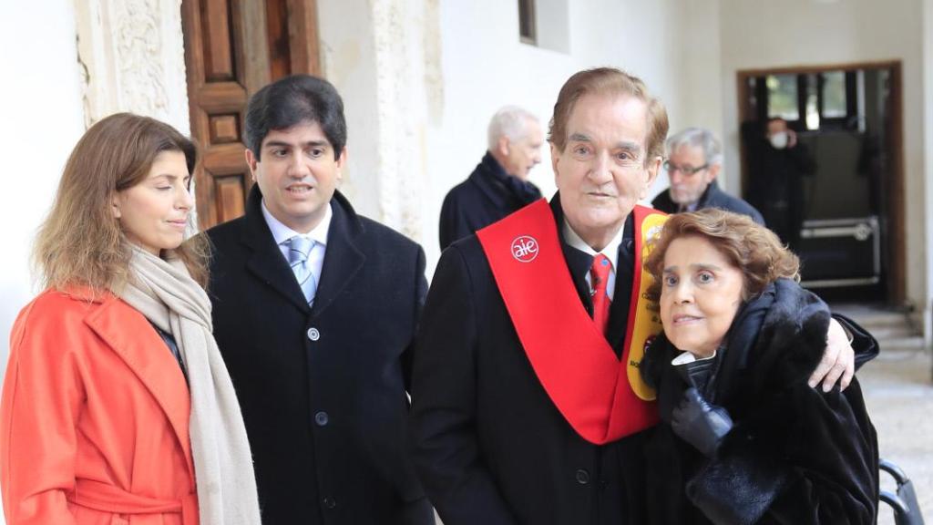 Victoria y Daniel junto a sus padres, Manolo de la Calva y Mirna Carvajal, en la Universidad de Alcalá en noviembre de 2021.