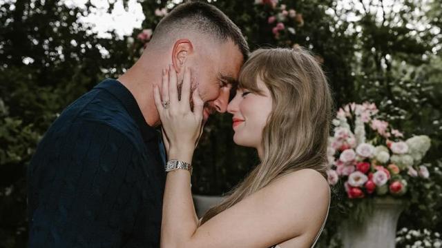 La cantante y Travis Kence, en su foto de compromiso.