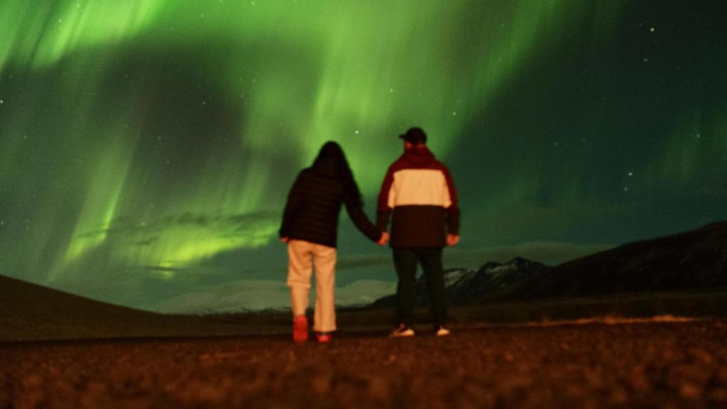 Bernat y su pareja disfrutando de las auroras boreales.