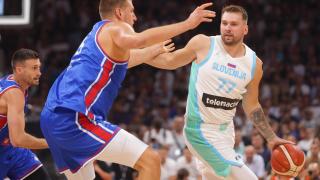 Luka Doncic penetra a canasta defendido por Nikola Jokic, durante un amistoso previo al EuroBasket.