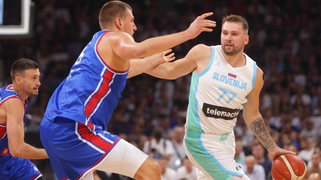 Luka Doncic penetra a canasta defendido por Nikola Jokic, durante un amistoso previo al EuroBasket.