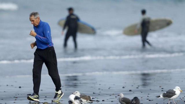 Una persona mayor haciendo ejercicio en California.