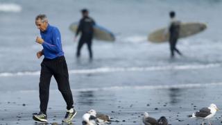 Una persona mayor haciendo ejercicio en California.