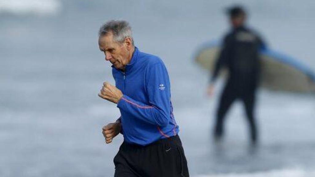 Una persona mayor haciendo ejercicio en California.