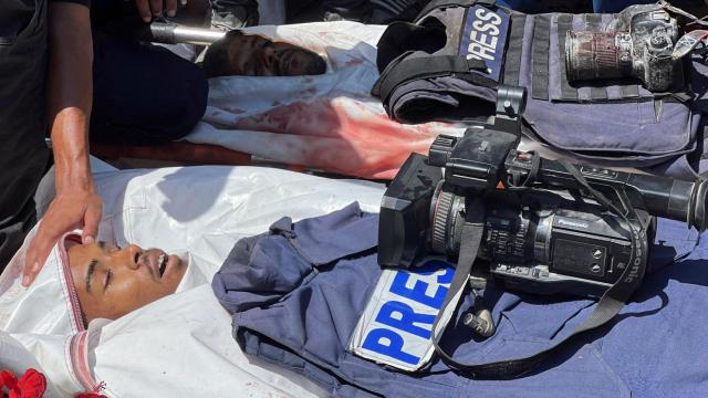Palestinos lloran a periodistas asesinados en ataques israelíes.