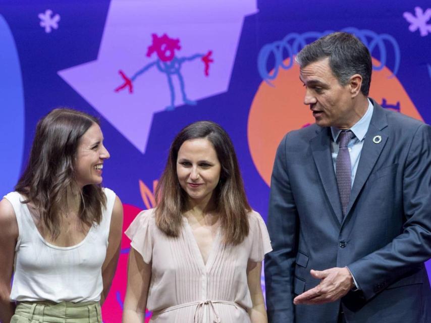 Irene Montero, exministra de Igualdad, Ione Belarra, exministra de Derechos Sociales, y el presidente del Gobierno, Pedro Sánchez.