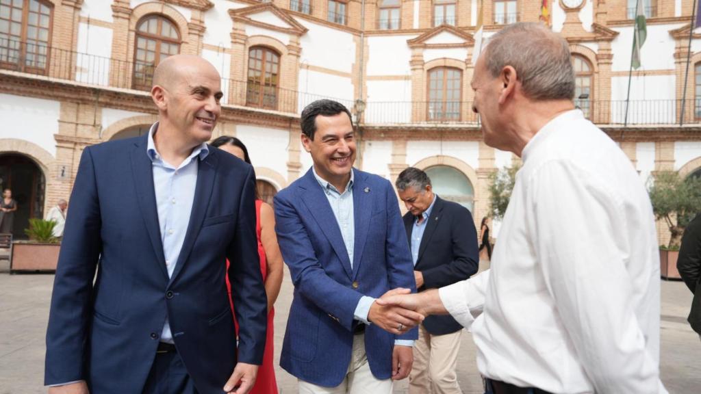 Juanma Moreno este martes en su visita a Archidona (Málaga)