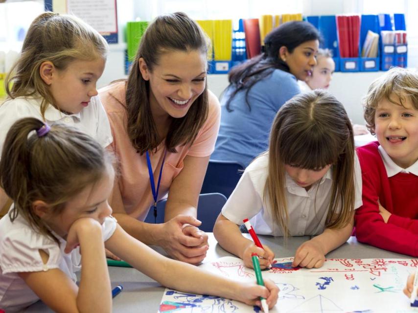 Los niños usan muchos rotuladores y bolis en clase.