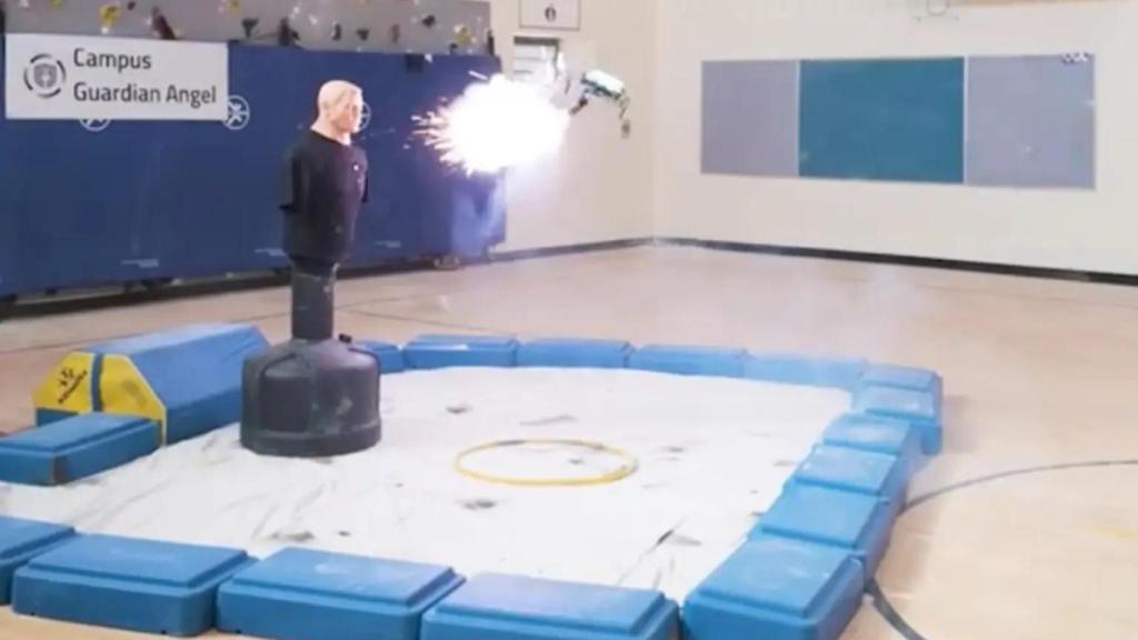 Prueba de un dispositivo de Campus Guardian Angel disparando contra un maniquí en un gimnasio.