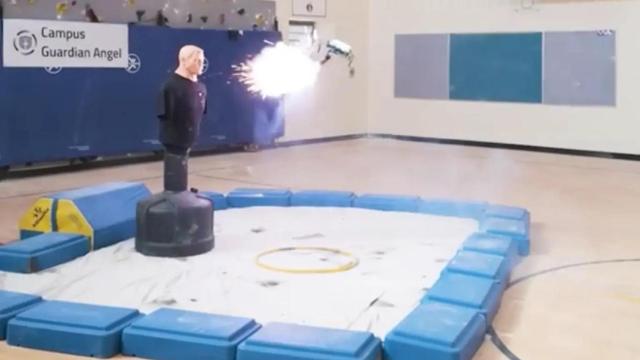 Prueba de un dispositivo de Campus Guardian Angel disparando contra un maniquí en un gimnasio.