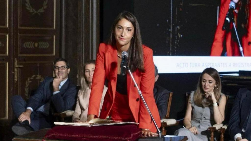 Nayra Bertol Encinas en el acto de jura de aspirantes a registradores 2025.