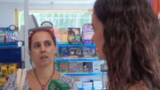 Una madre durante la compra del material escolar para el nuevo curso.