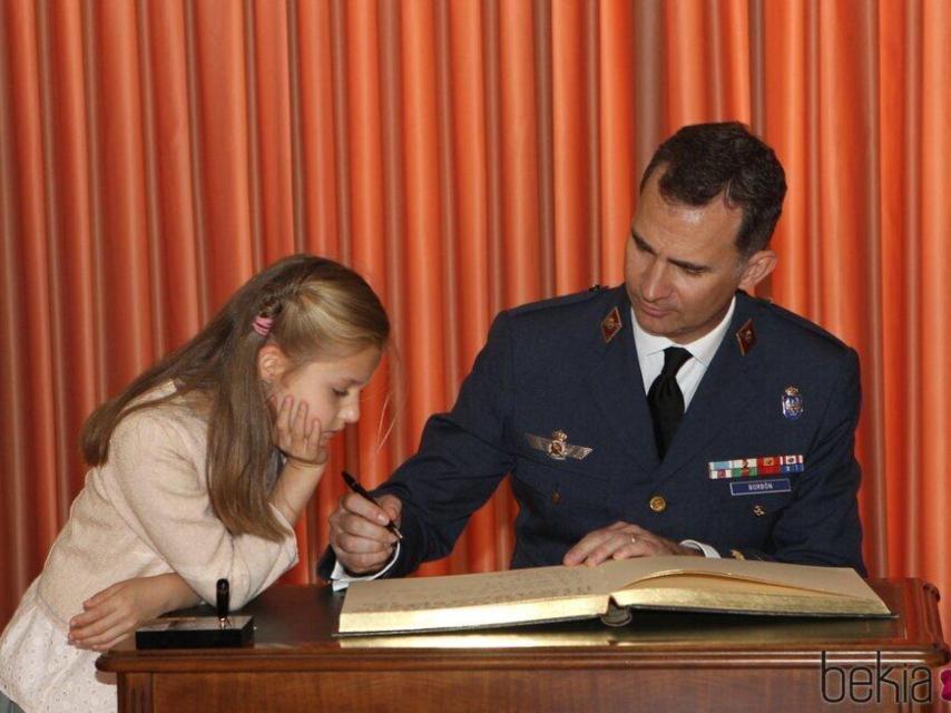 La princesa Leonor junto a Felipe VI.
