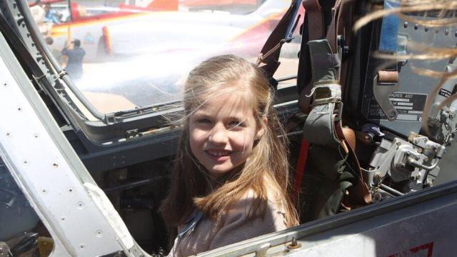 La princesa de Asturias, con 8 años, posa sobre un caza C-101 de la Patrulla Águila en la Academia General del Aire.