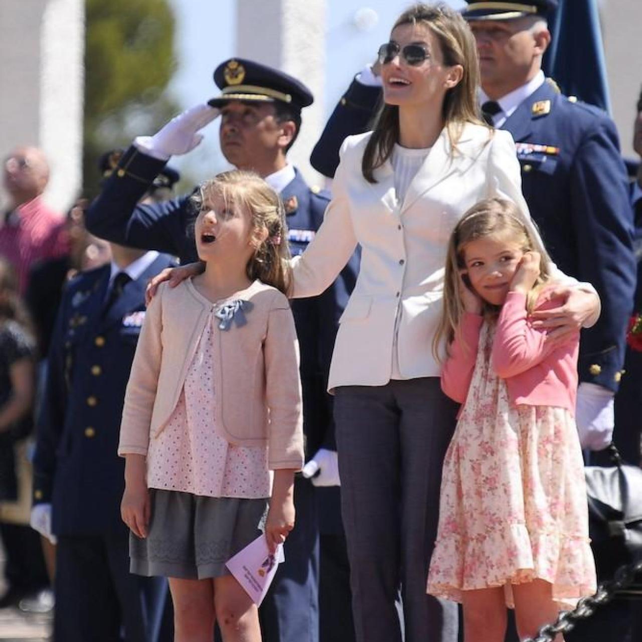 Las infantas Leonor y Sofía, junto a su madre, Doña Letizia, el 2 de mayo de 2014, sorprendidas por el vuelo de los aviones de la AGA.