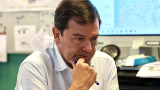 Mañueco defiende su gestión de unos incendios que han fulminado su tranquilidad a solo seis meses de las elecciones