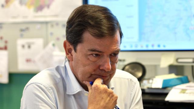 Mañueco defiende su gestión de unos incendios que han fulminado su tranquilidad a solo seis meses de las elecciones