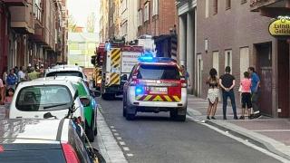 Presencia de los Bomberos de Valladolid en la calle Esquila tras la rotura de un tubo de gas